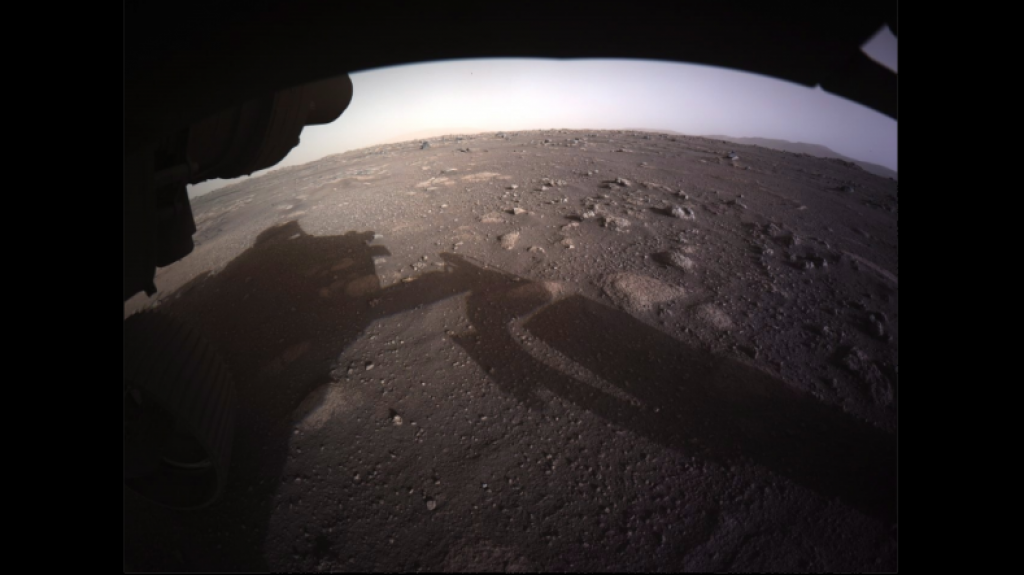  Perseverance toma la primera foto en color de la superficie de Marte 