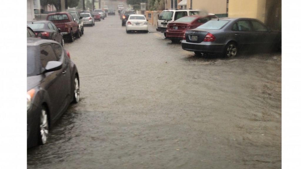  Fuertes aguaceros generan inundaciones menores en el oeste 