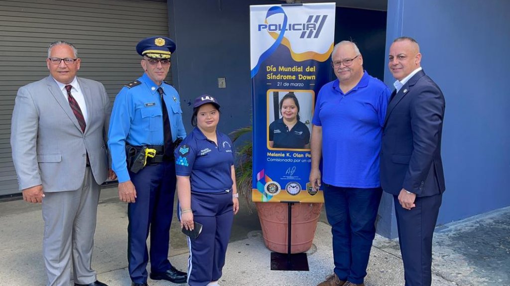  Joven con S&iacute;ndrome de Down es nombrada simb&oacute;licamente Comisionada del Negociado de la Polic&iacute;a por un D&iacute;a 