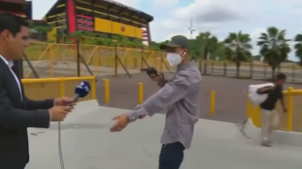  En video momento en que asaltan a un reportero mientras transmitir a una noticia 