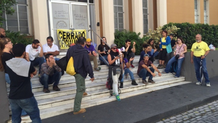 Protestan frente a las instalaciones de la CÃ¡mara de Comercio por su "complicidad" con la junta de control fiscal