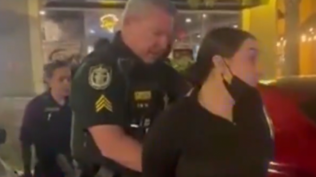  Video: Momento en que arrestan mujer &ldquo;Delivery: de Pizzer&iacute;a en Florida 