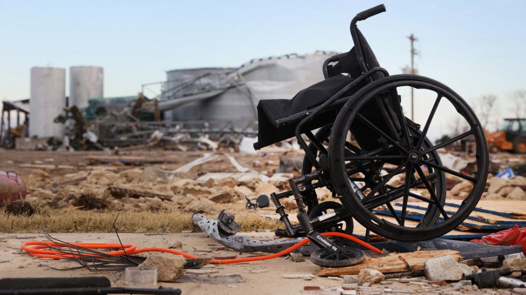  Potente tornado arrasa un geri&aacute;trico en EE.UU. y el personal usa sus propios cuerpos para proteger a los residentes 