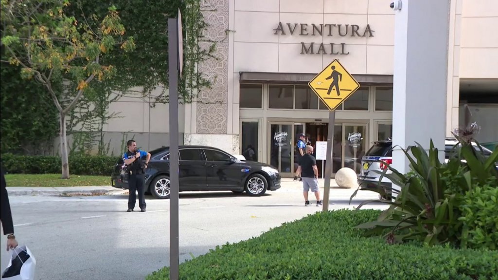  Polic&iacute;a sigue buscando a autor de disparos en un centro comercial en Florida 