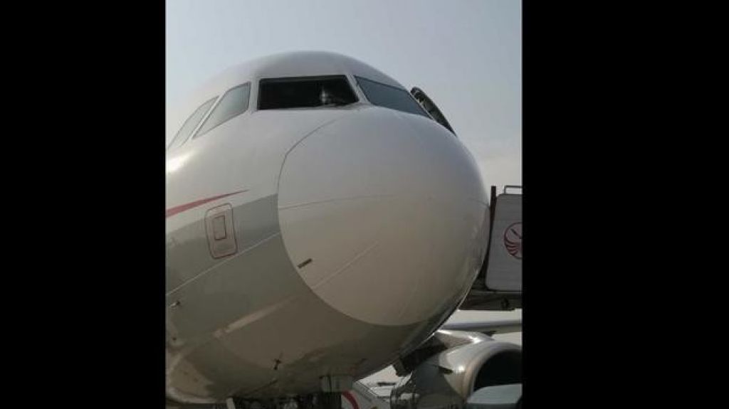  Copiloto de avi&oacute;n en China, es succionado luego que se rompiera una de sus ventanas 