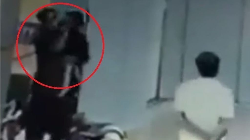  Video: Secuestran, violan y decapitan a una ni&ntilde;a de 3 a&ntilde;os que dorm&iacute;a junto a su madre en una estaci&oacute;n de tren en India 