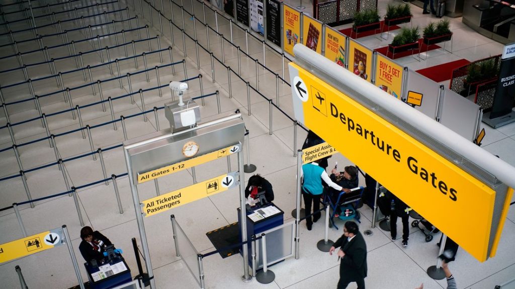  Trump afirma que a causa del coronavirus suspender&aacute; temporalmente la inmigraci&oacute;n a EE.UU. 