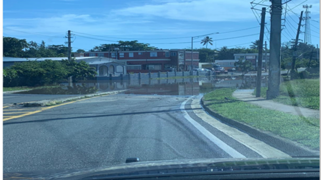  Carretera cerrada por inundaciones en Arecibo 