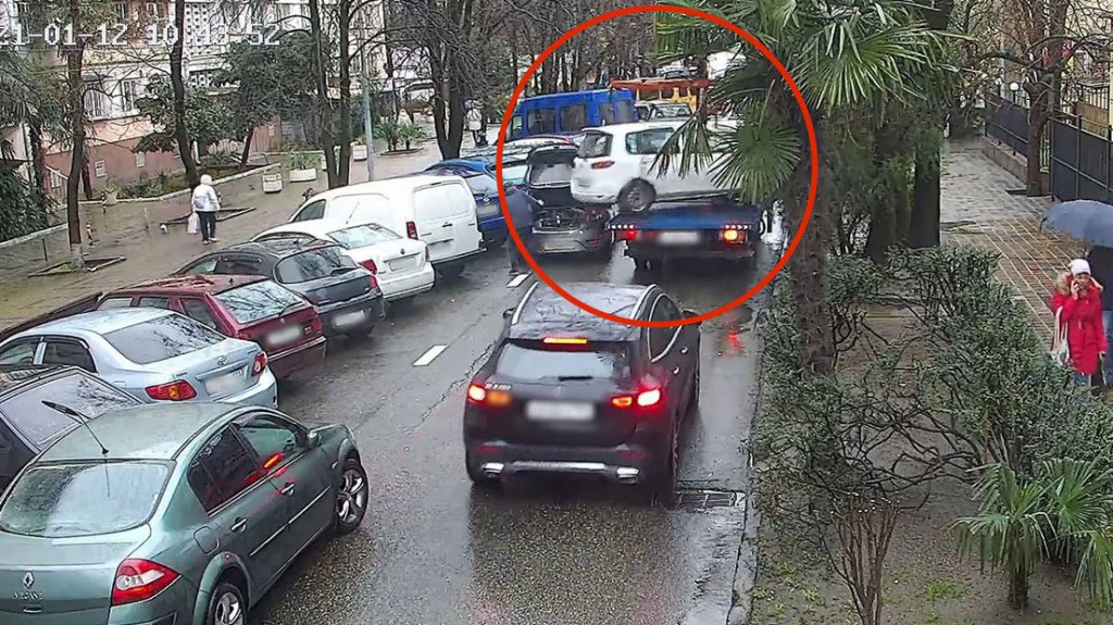 VIDEO: Un hombre se salva en el último momento de ser golpeado por un auto que casi se suelta de una grúa 
