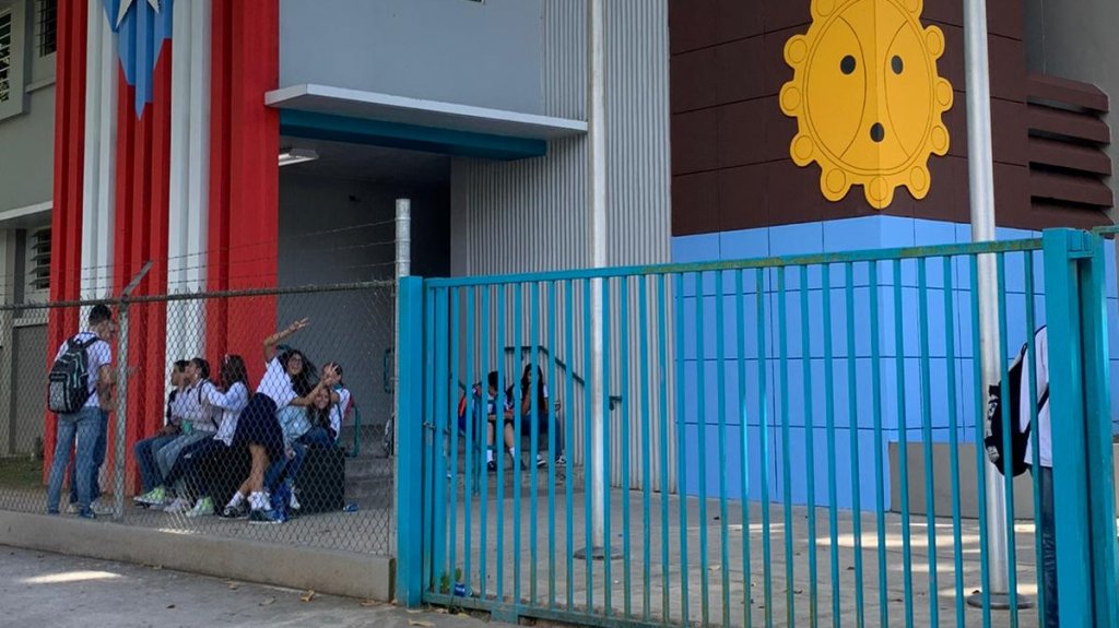  Comunidad de Utuado advierte impedir&aacute; desmantelamiento de escuela y desplazamiento de maestros que provocar&aacute; hacinamiento 