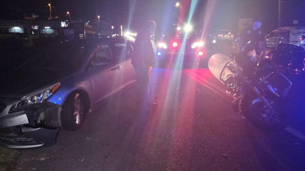 Conductor impacta motora de la policía en Moca 