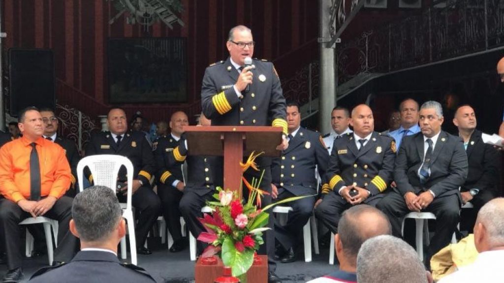  Cientos de Bomberos marchan en Ponce 