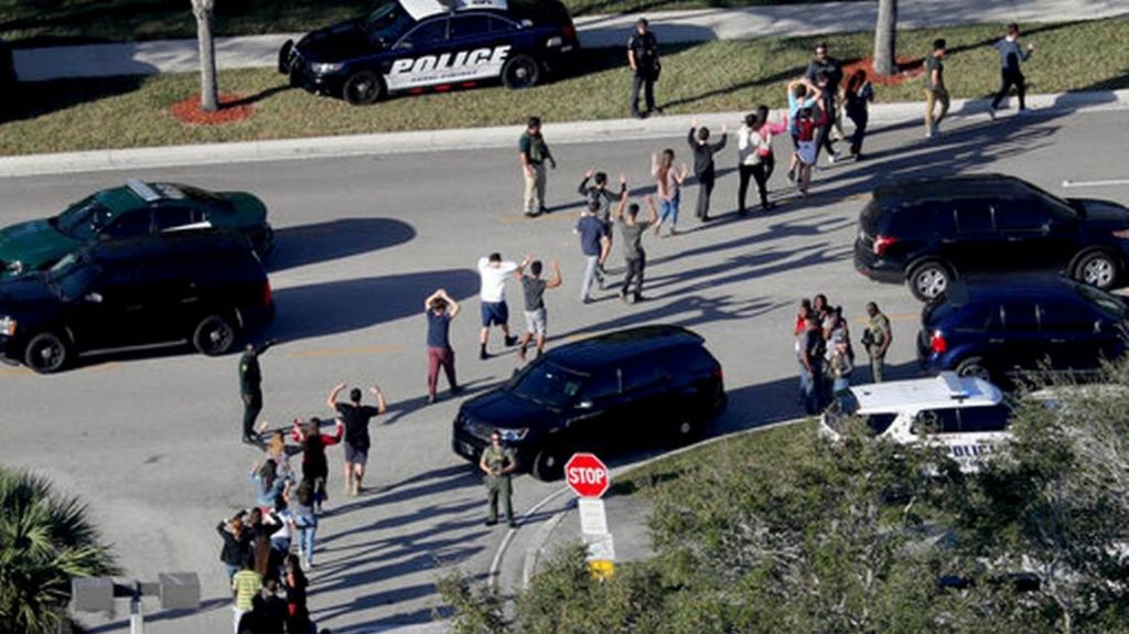  Suspenden a dos polic&iacute;as de Miramar por acudir a tiroteo de Parkland sin permiso 