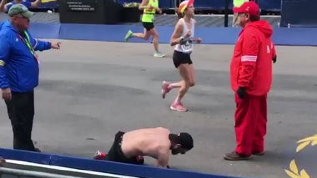  Viral video de veterano que termino el marat&oacute;n de Boston &ldquo;gateando&rdquo; 