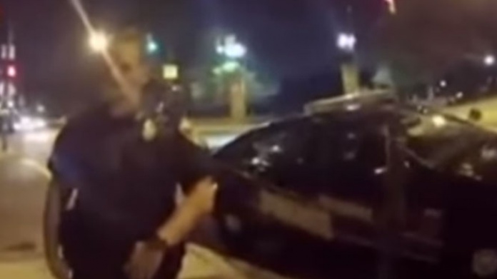 VIDEO: Choca contra patrulla por ir jugando "Pokemon Go"