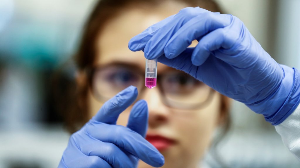  Eval&uacute;an si es seguro retomar el ensayo de la vacuna del COVID de AstraZeneca 