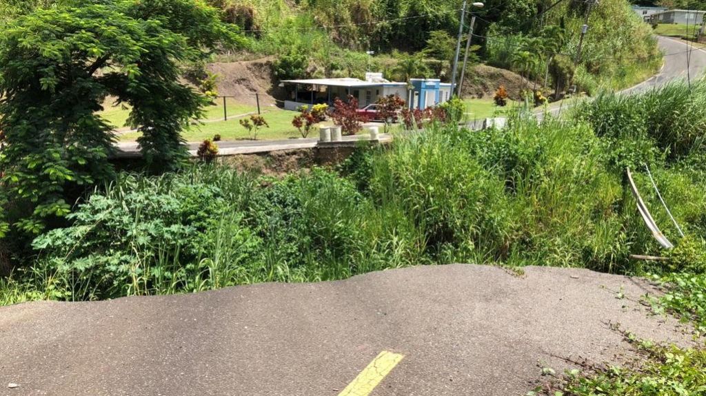 Carreteras colapsadas desde el hurac&aacute;n mantienen en peligro familias en Barranquitas 