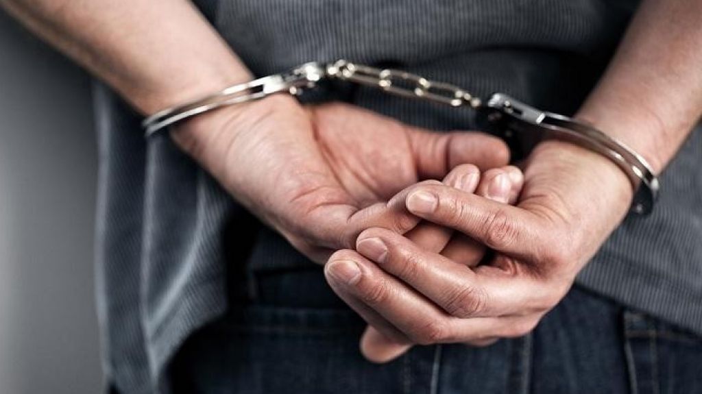  Arrestan a septuagenario acusado de disparar al aire en Villalba 