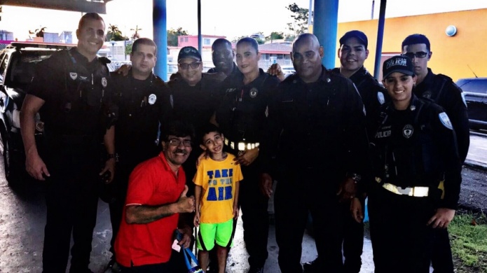NiÃ±o llega hasta cuartel de Puerto Nuevo para llevarle galletas a los policÃ­as que trabajan durante la emergencia 