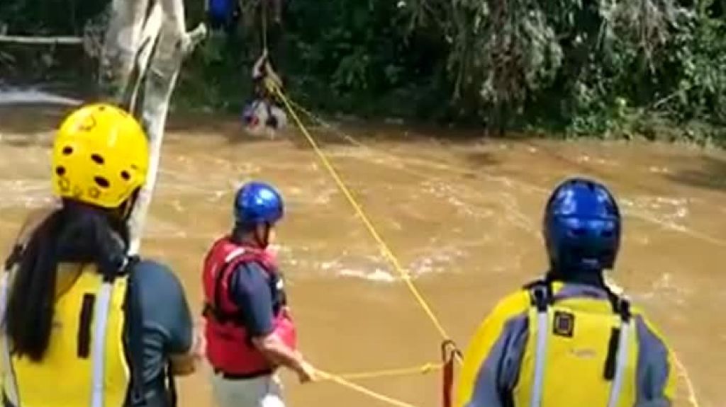  Operativo de Rescate Acuático a 3 personas en Charco Frio  