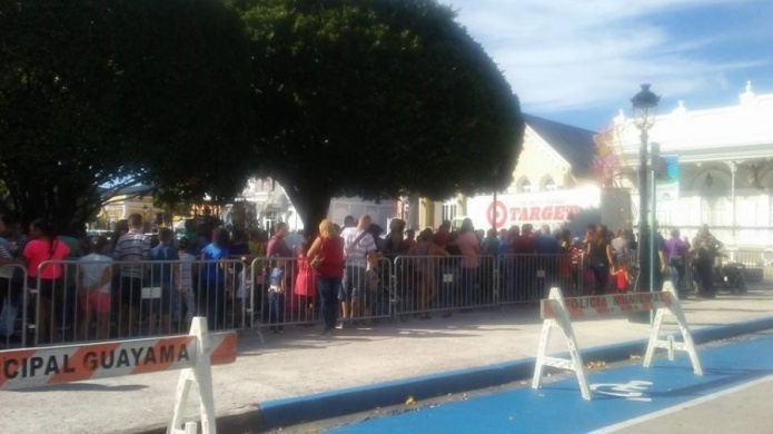 Comienzan las filas para recibir regalos de Reyes en Guayama