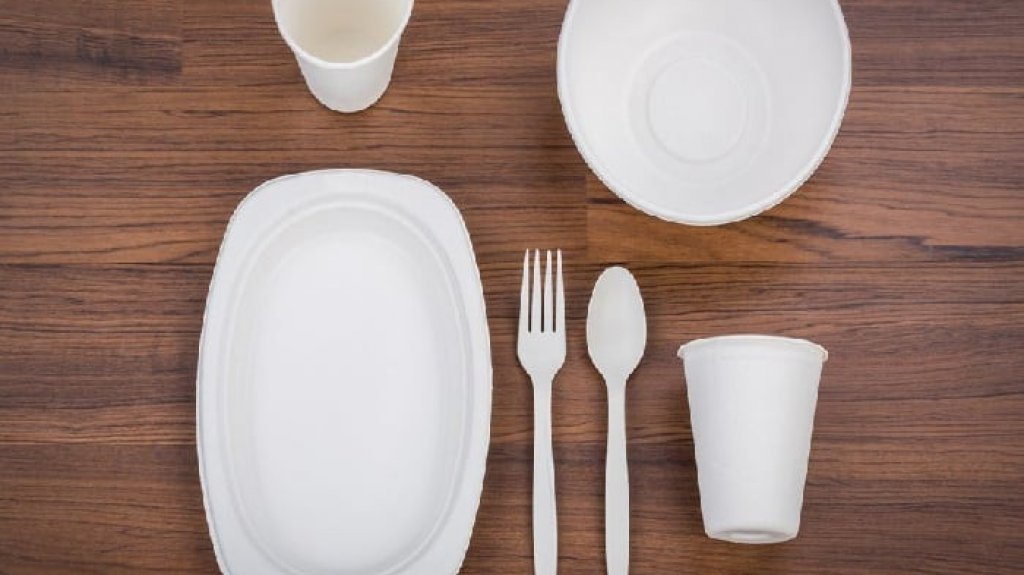  Eval&uacute;an prohibir expendio y uso de cubiertos pl&aacute;sticos en establecimientos comerciales 