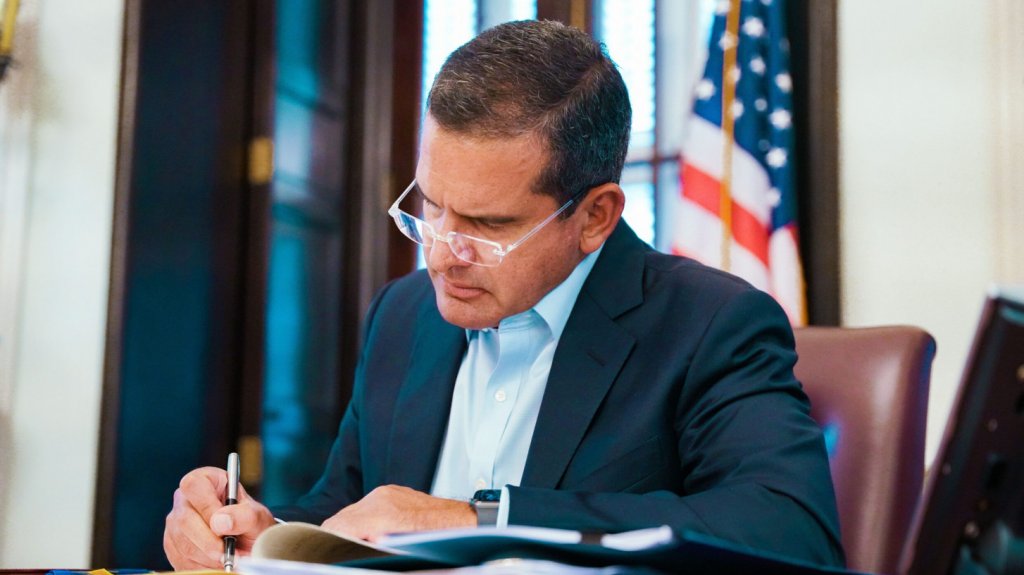  Gobernador firma OE para salario m&iacute;nimo de $15 por hora en proyectos de construcci&oacute;n pagados con fondos federales 