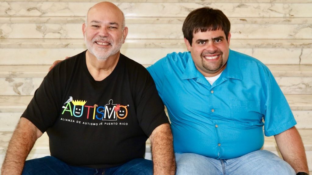  &lsquo;Johnny&rsquo; M&eacute;ndez se pone camisa del Dia Mundial sobre Autismo 