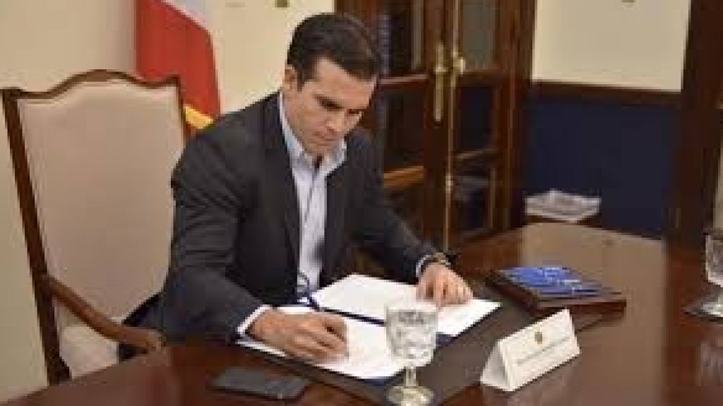  Rossell&oacute; Nevares firma varias medidas sobre el deporte y el desarrollo econ&oacute;mico 