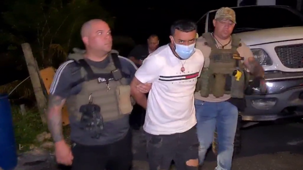  Video del momento en que la polic&iacute;a rodea y arresta miembros de una ganga en Gurabo 