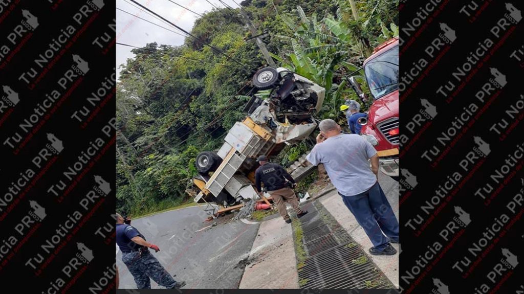  Dos empleados de la AEE heridos al volcarse un cami&oacute;n en Bayam&oacute;n 