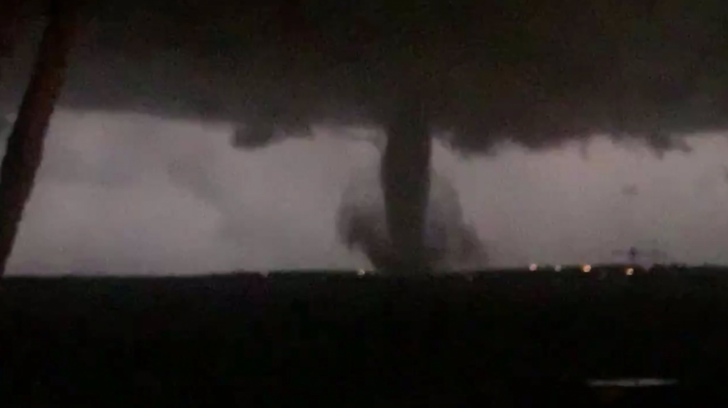  Video y fotos del tornado que destruy&oacute; varios lugares anoche en Dallas, Texas 