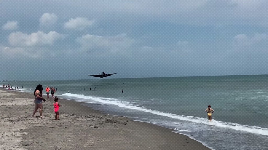  VIDEOS: Un avi&oacute;n de la Segunda Guerra Mundial aterriza en una playa repleta de turistas en Florida 