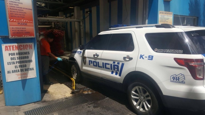 Ofrecen lavar patrullas a los policÃ­as "Gratis"