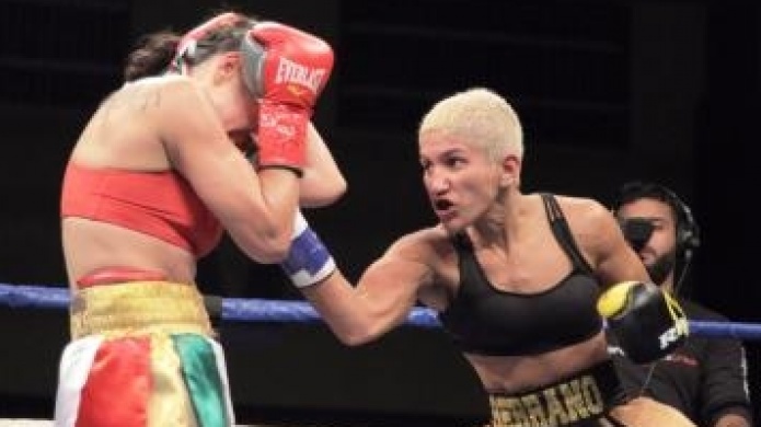 Cindy Serrano defiende con Ã©xito su tÃ­tulo mundial Pluma de la OMB