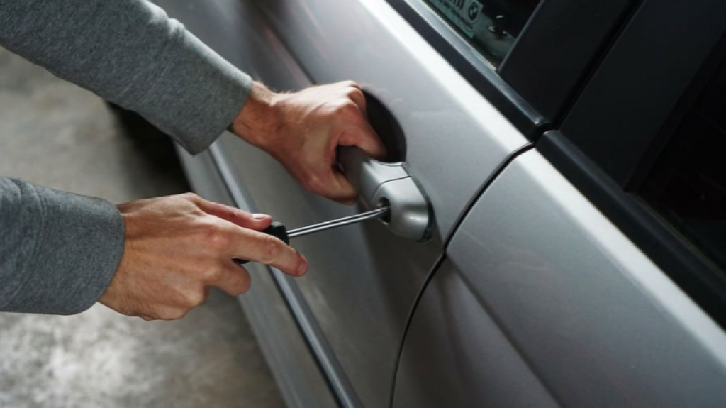  Roban 2,500 d&oacute;lares y un celular desde auto en Puerto Nuevo 