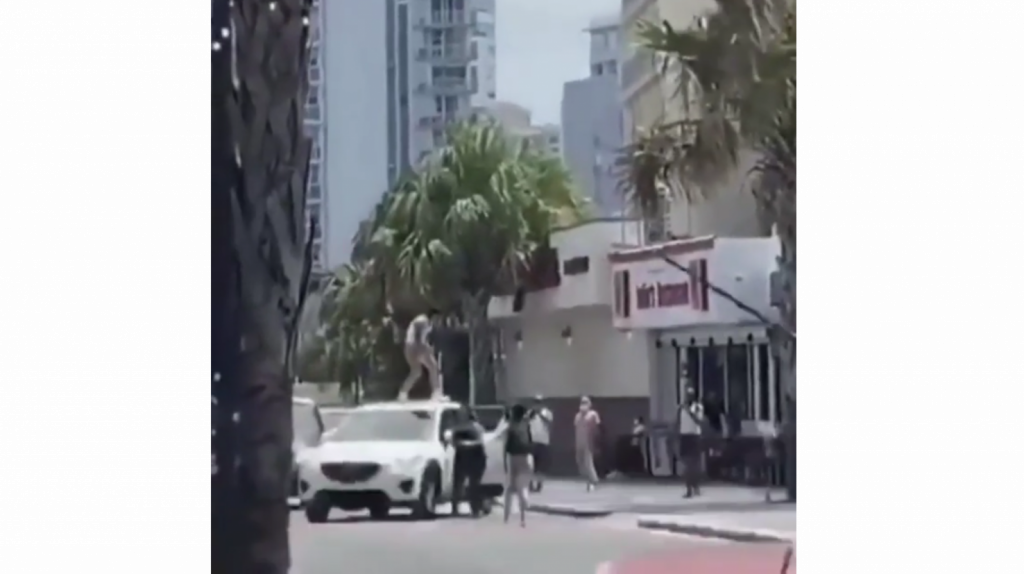  Video: Turistas en Condado detienen el transito para bailar sobre la capota del auto 