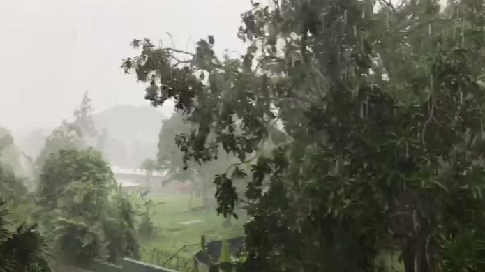 Video: Fuertes vientos se manifiestan en Vega Baja tras banda de intensas lluvias