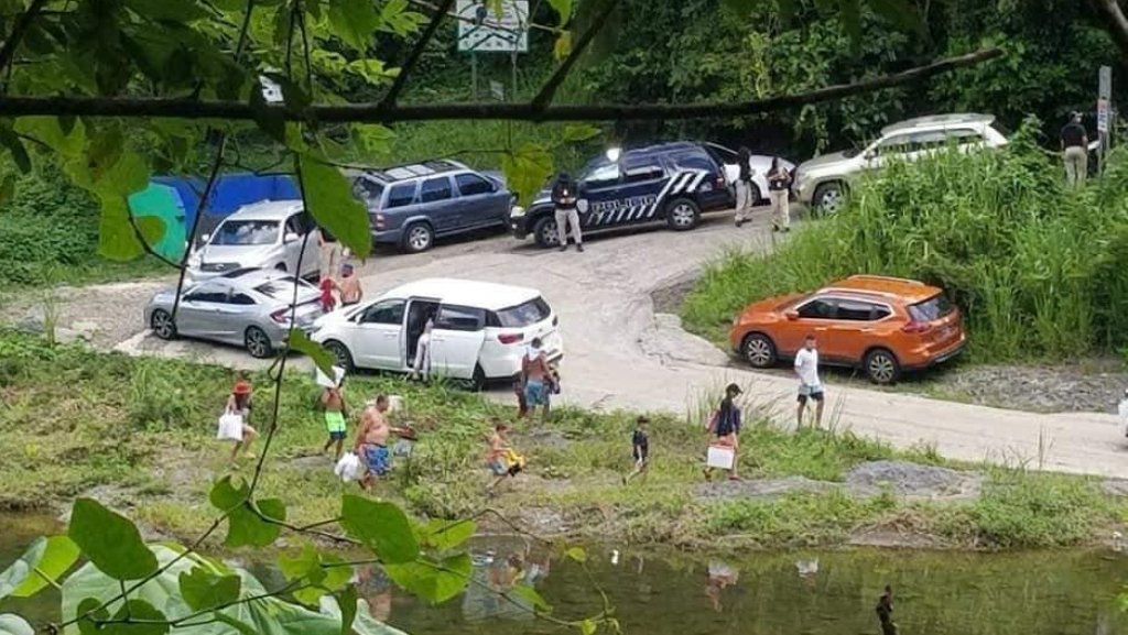  Fotos: &iexcl;Pa` fuera! To el mundo, polic&iacute;a saca ba&ntilde;istas de un rio en Ciales 