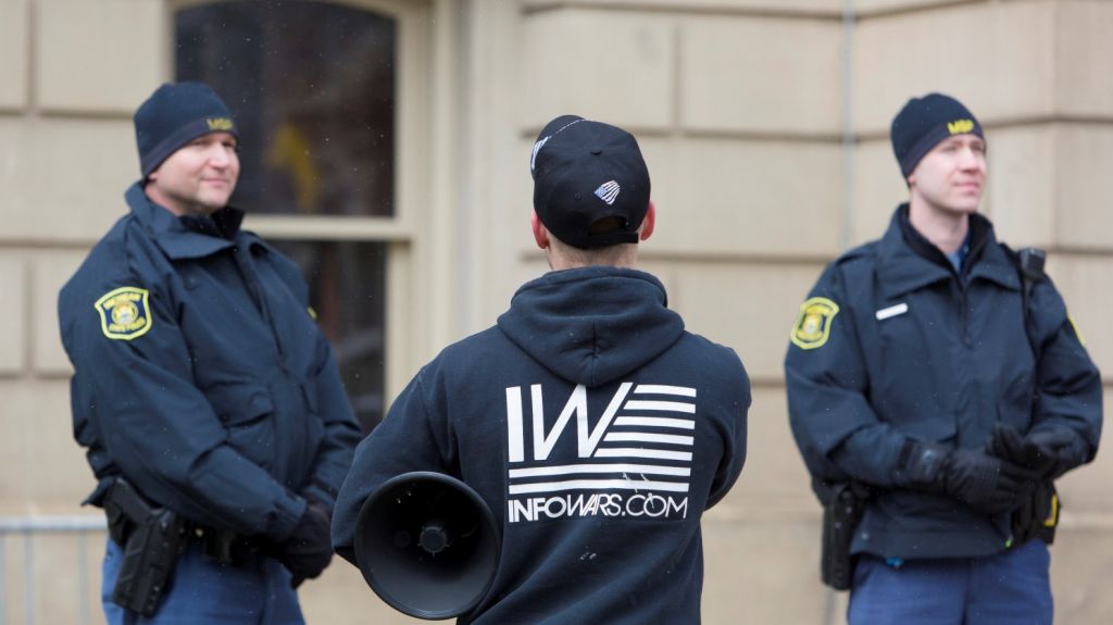  Sheriffs se rebelan contra &oacute;rdenes de confinamiento en Michigan 