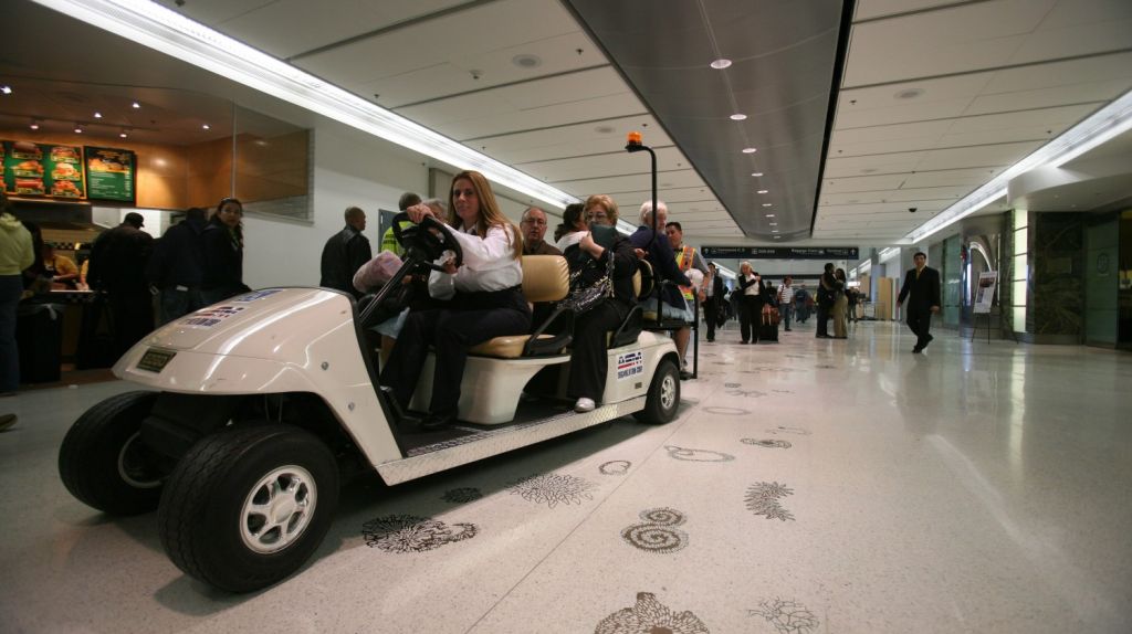  Un polic&iacute;a que golpe&oacute; a una mujer en el aeropuerto de Miami ser&aacute; despedido 