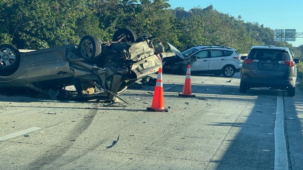  Veh&iacute;culo volcado en carril reversible en direcci&oacute;n de Caguas a San Juan 