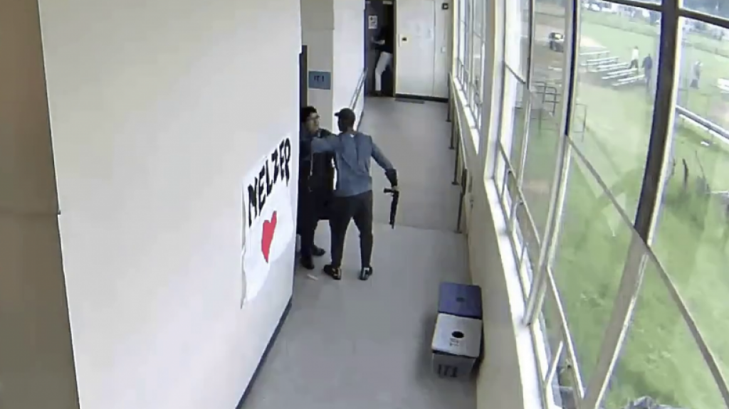  Video: Un entrenador logra desarmar a un estudiante suicida y lo abraza de inmediato 