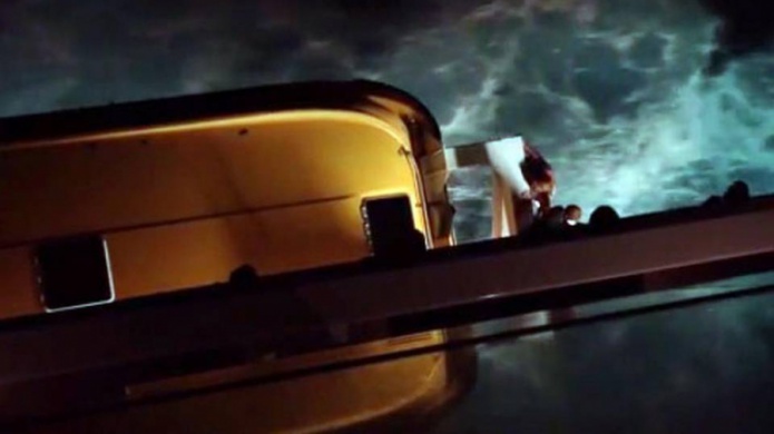 Busca a pasajero captado en video saltando desde un crucero al mar en Bahamas