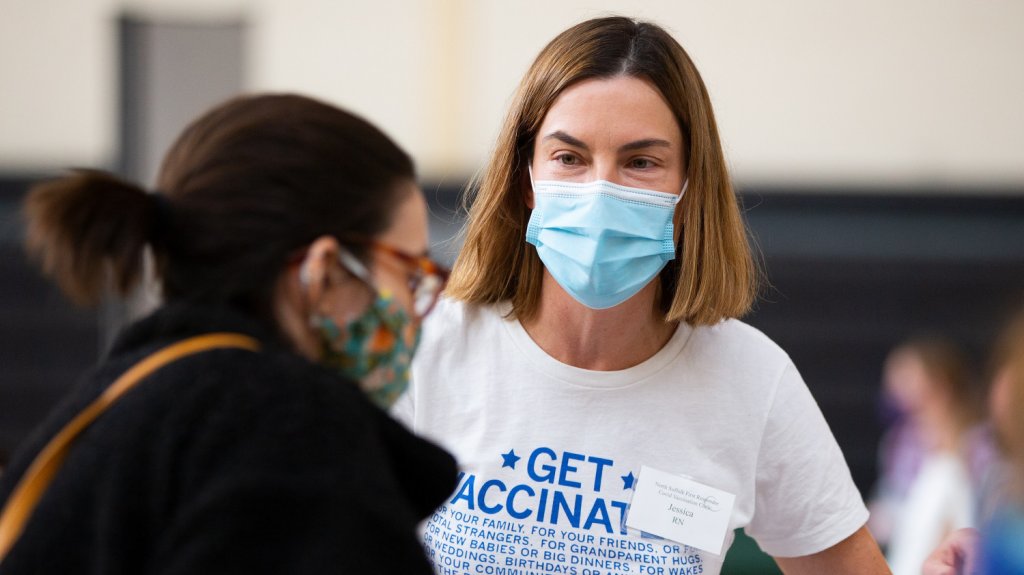  Gobierno empieza a evaluar reacciones alérgicas a vacunas de Pfizer y Moderna 