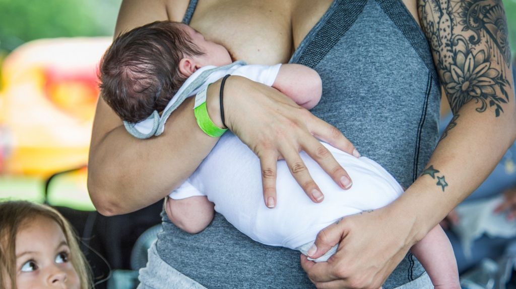  Madres esperan superar en "Big Latch-On" de Miami r&eacute;cord mundial de lactancia 