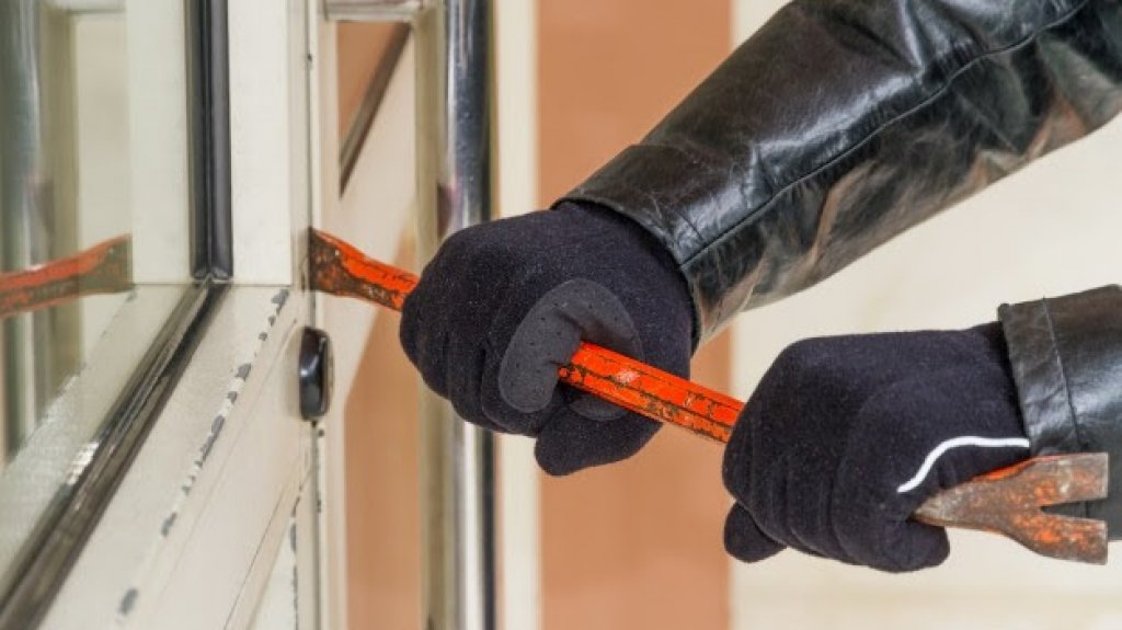  Escalan empresa en Toa Baja y se llevan un auto y tres fourtracks 