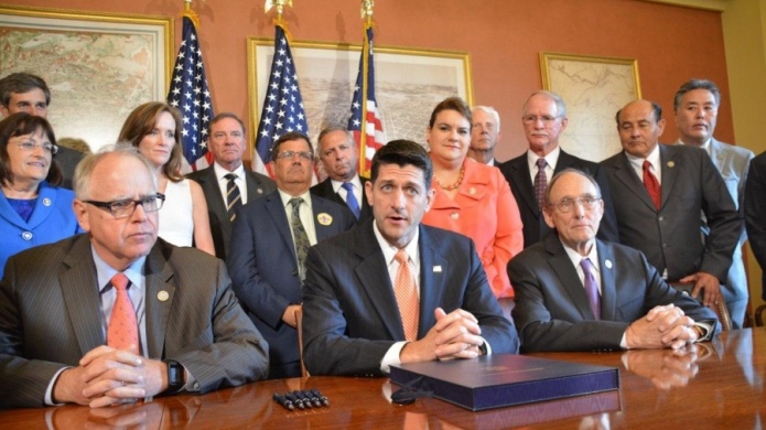 Asiste la Comisionada Residente a la firma de proyecto de ley sobre veteranos