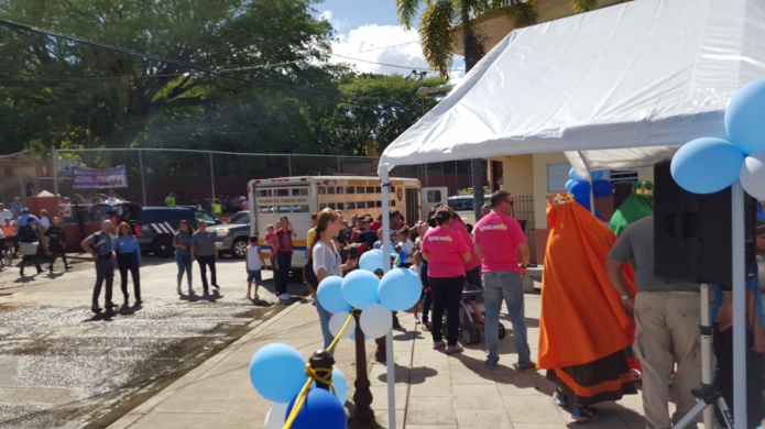 PolicÃ­a lleva regalos a Comunidades de ManatÃ­