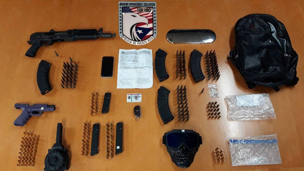  Caminaban con un rifle y una pistola por la calle en residencial de San Juan, pero fueron arrestados por alguaciles federales 
